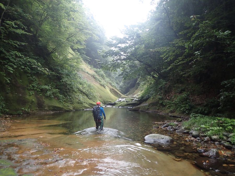 ゴルジュが始まる　二口山塊　大行沢